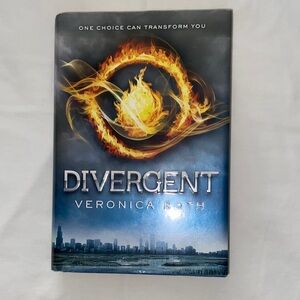 Divergent by Veronica Roth Hardcover